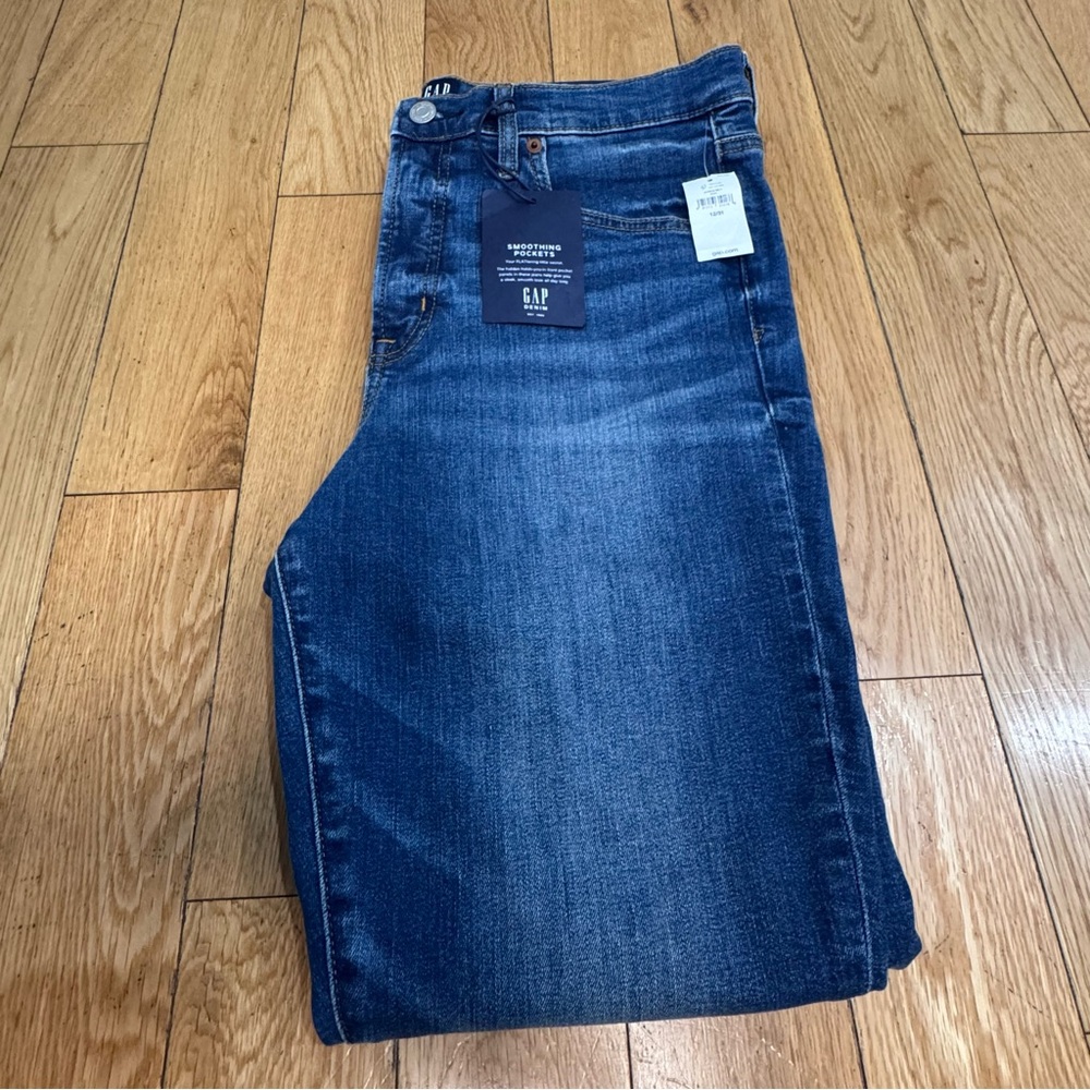NWT GAP Women’s  Blue Denim Jeans 12/31